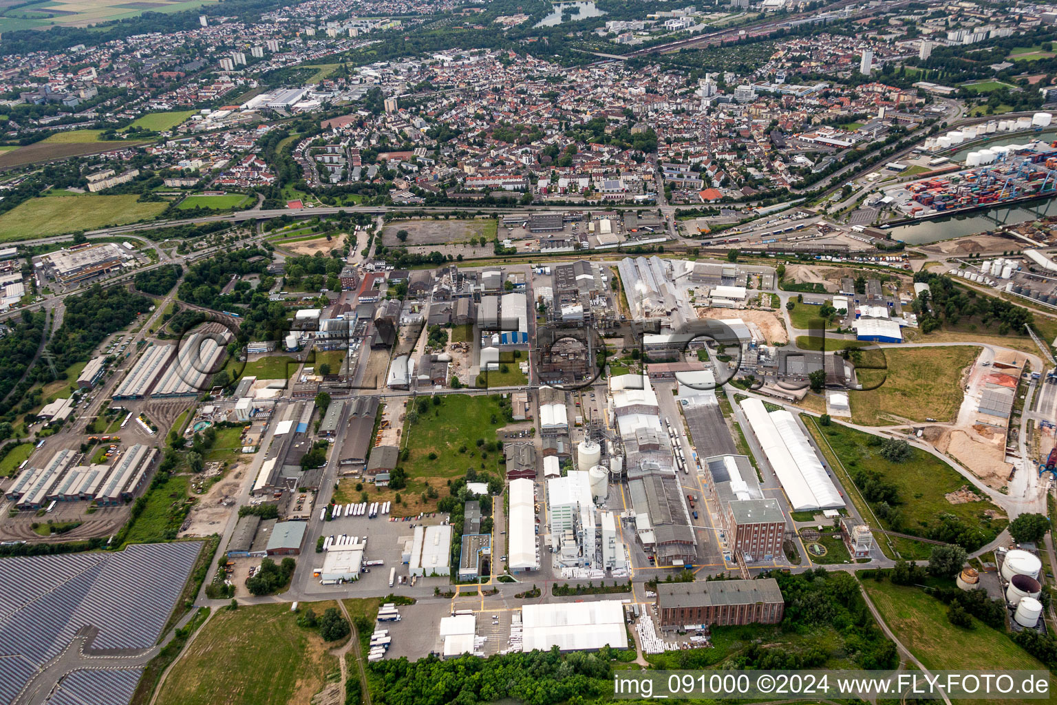 Technical facilities in the industrial area of ICL Germany Ludwigshafen / ICL Fertilizers Deutschland GmbH in Ludwigshafen am Rhein in the state Rhineland-Palatinate, Germany
