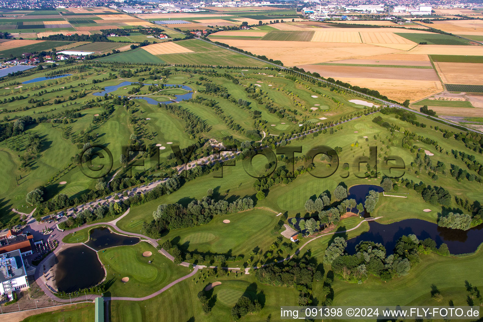 Oblique view of Allmendfeld, Golf Resort Gernsheim - Hof Gräbenbruch in the district Crumstadt in Riedstadt in the state Hesse, Germany