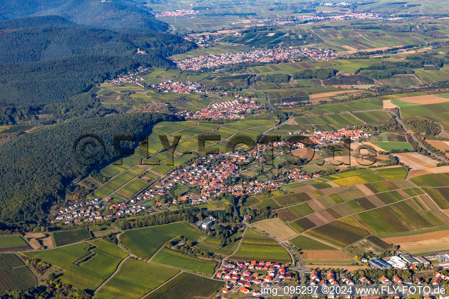 From the south in the district Pleisweiler in Pleisweiler-Oberhofen in the state Rhineland-Palatinate, Germany