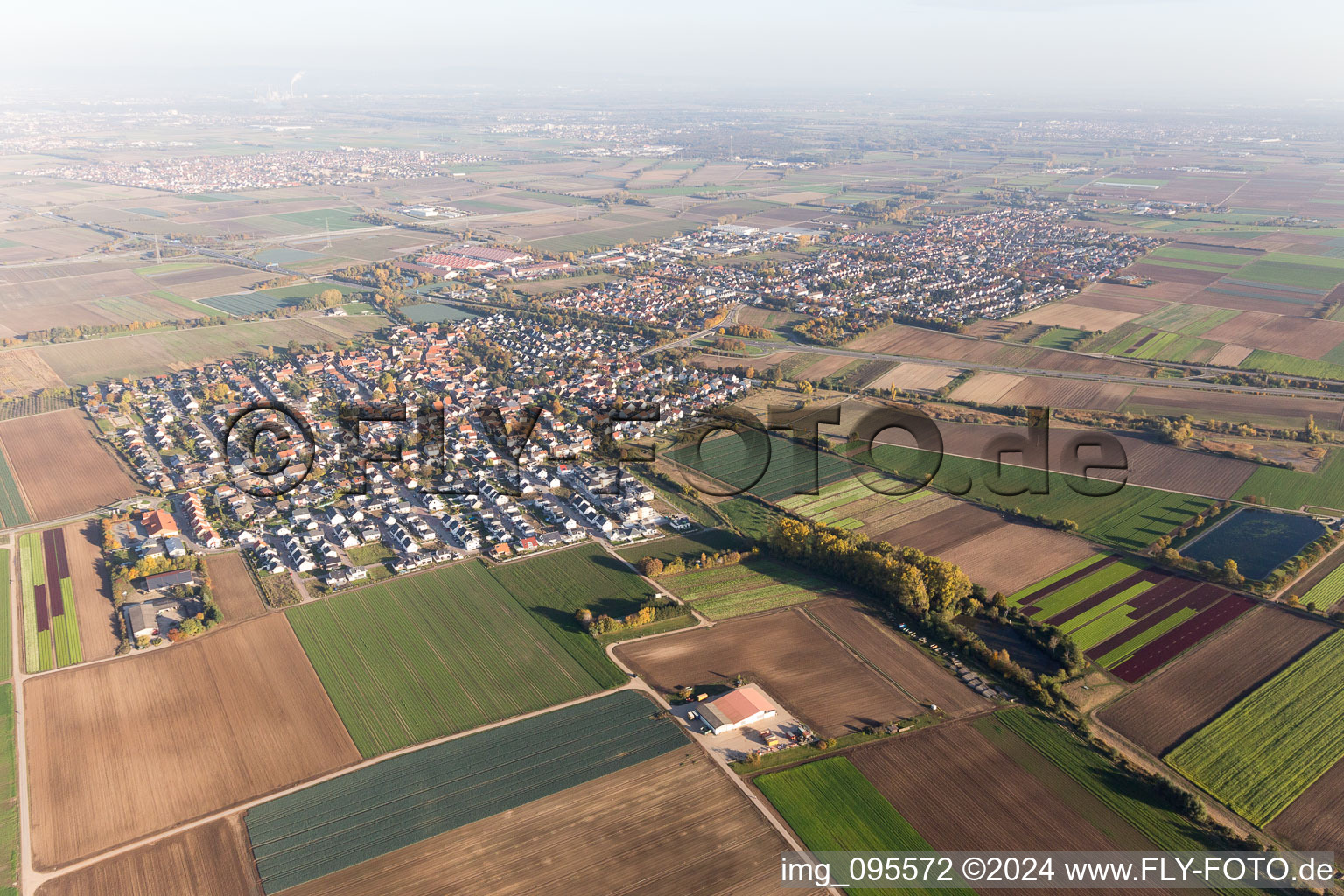 From the northwest in the district Schauernheim in Dannstadt-Schauernheim in the state Rhineland-Palatinate, Germany