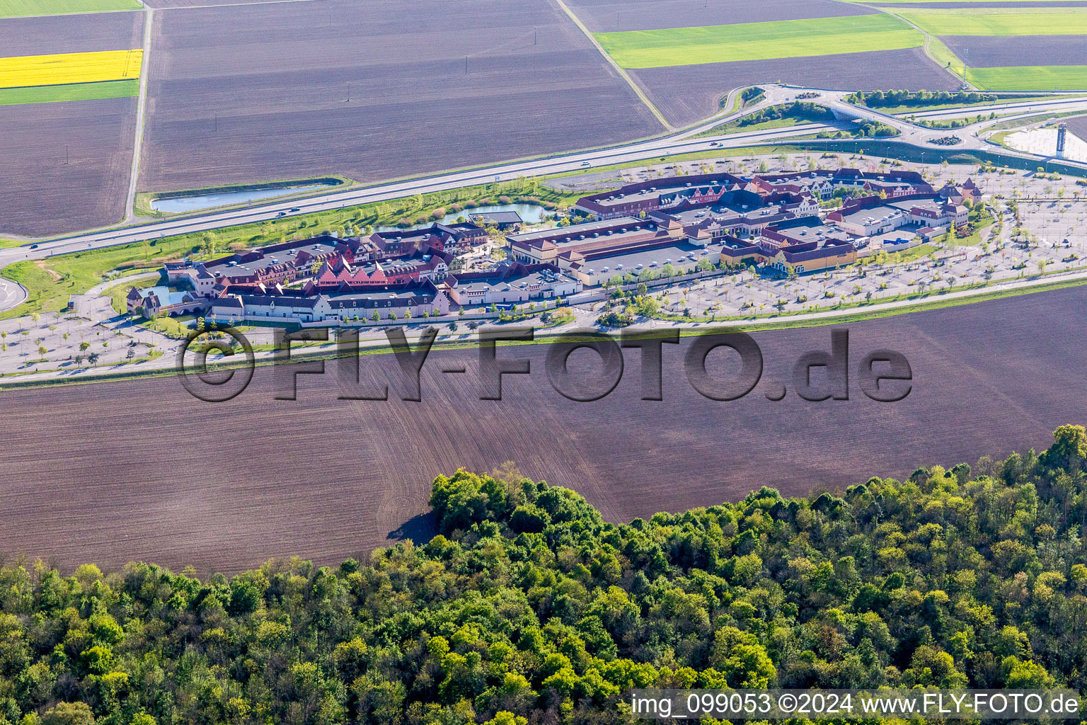 Bird's eye view of Building of the shopping center Roppenheim The Style Outlets in Roppenheim in Grand Est, France