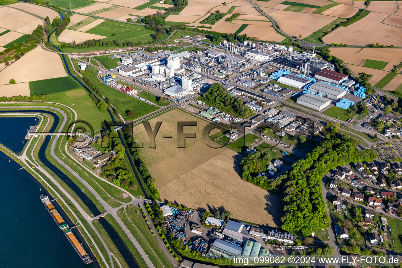 Oblique view of UHU Logistics Center and Dow MF Produktions GmbH & Co. Ohg in the district Greffern in Rheinmünster in the state Baden-Wuerttemberg, Germany