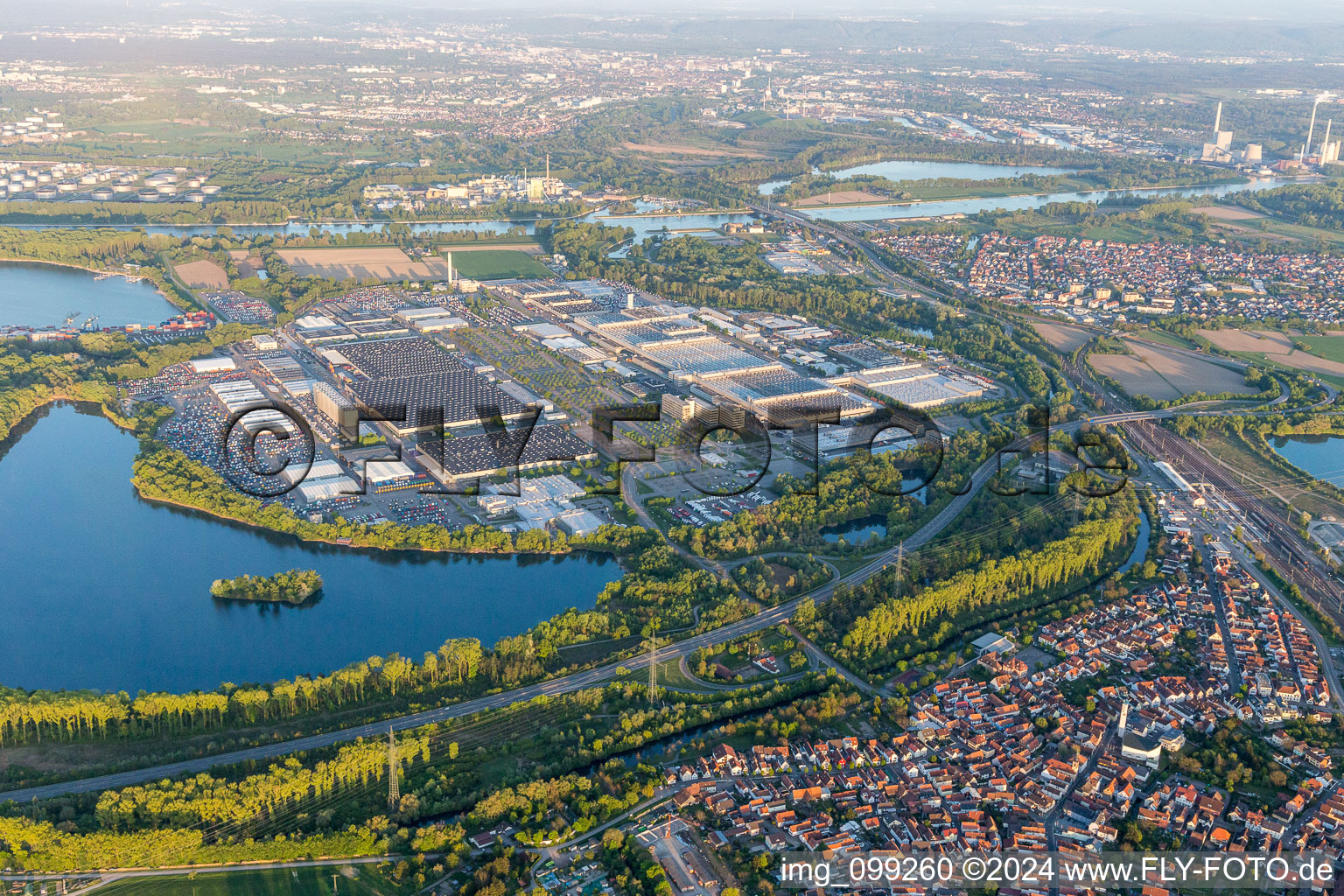 Building and production halls on the premises of Daimler Automobilwerk Woerth in Woerth am Rhein in the state Rhineland-Palatinate, Germany