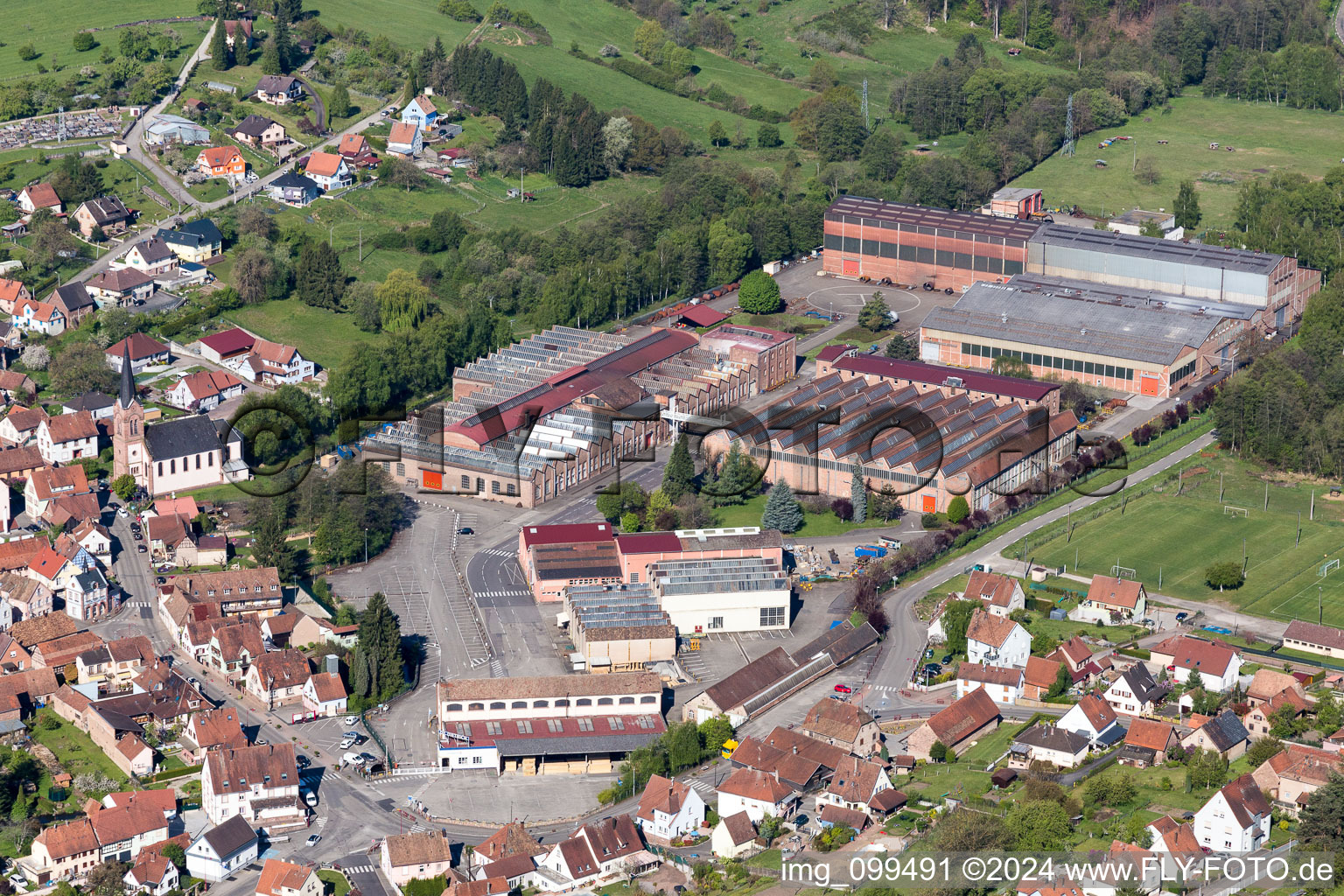 Oblique view of Building and production halls on the premises of De Dietrich Process Systems in Zinswiller in Grand Est, France