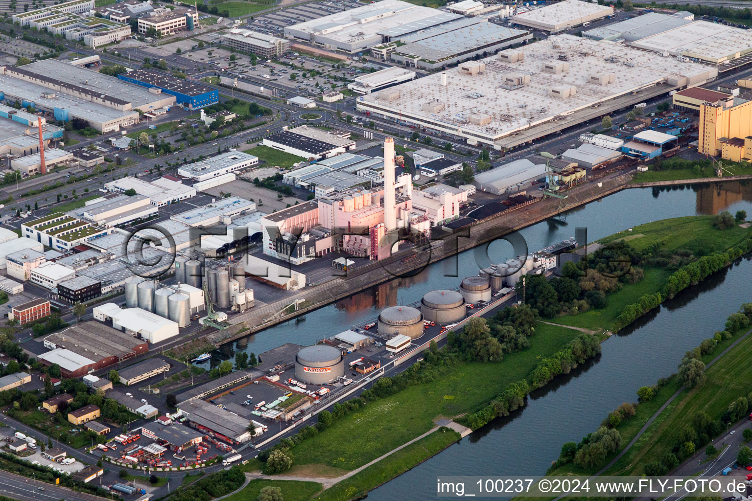 Mineral oil - tank of Erik Walther GmbH & Co. KG, W. J. Mineraloelhandelsgesellschaft and Silos of BayWa AG Schweinfurt (Vertrieb Agrar) on Main-Hafen in Schweinfurt in the state Bavaria, Germany