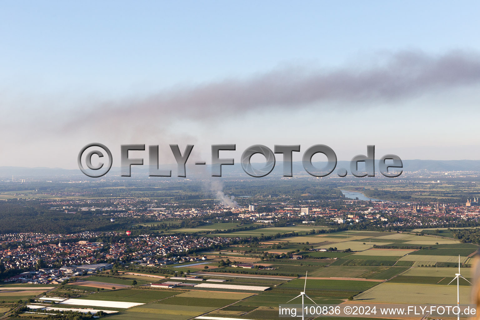 Smoke and flames during the fire fighting to fire of a storage all for antiqities in the Werkstrasse in Speyer in the state Rhineland-Palatinate, Germany