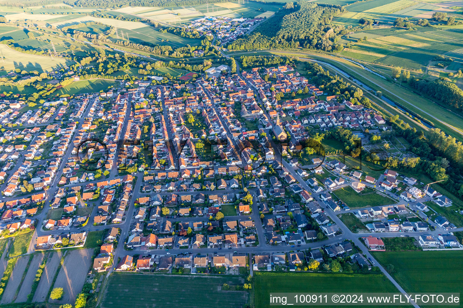 From the northwest in the district Rußheim in Dettenheim in the state Baden-Wuerttemberg, Germany