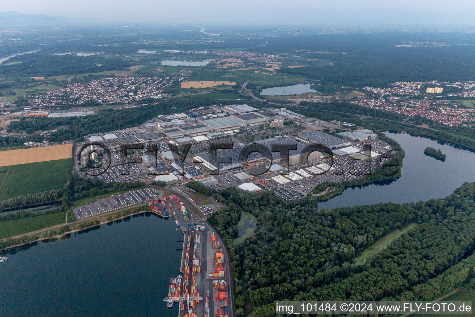 Building and production halls on the premises of Daimler AG, Truck-production in the district Automobilwerk Woerth in Woerth am Rhein in the state Rhineland-Palatinate, Germany