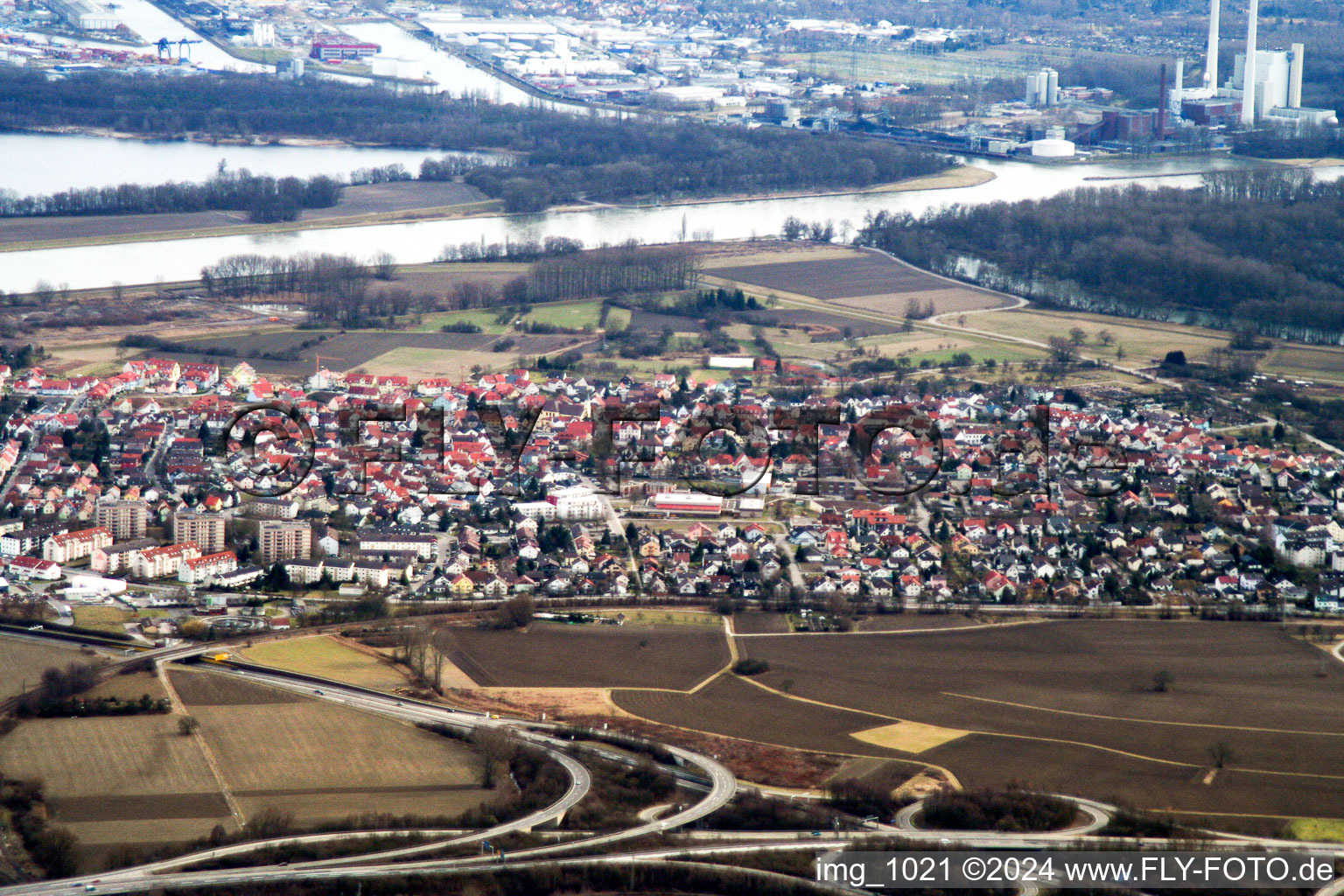 From the northwest in the district Maximiliansau in Wörth am Rhein in the state Rhineland-Palatinate, Germany