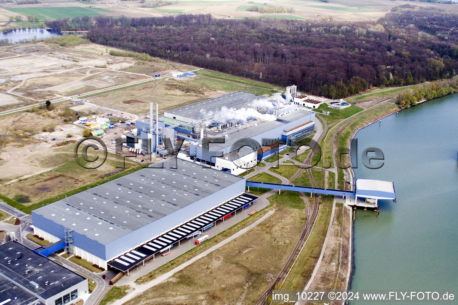 Oberwald industrial area, Palm paper mill in Wörth am Rhein in the state Rhineland-Palatinate, Germany out of the air