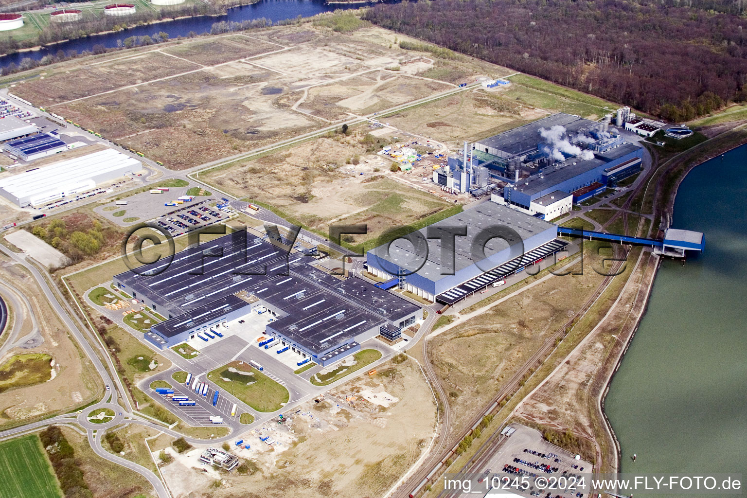 Aerial view of Building and production halls on the premises of Papierfabrik Palm GmbH & Co. KG in the district Industriegebiet Woerth-Oberwald in Woerth am Rhein in the state Rhineland-Palatinate, Germany