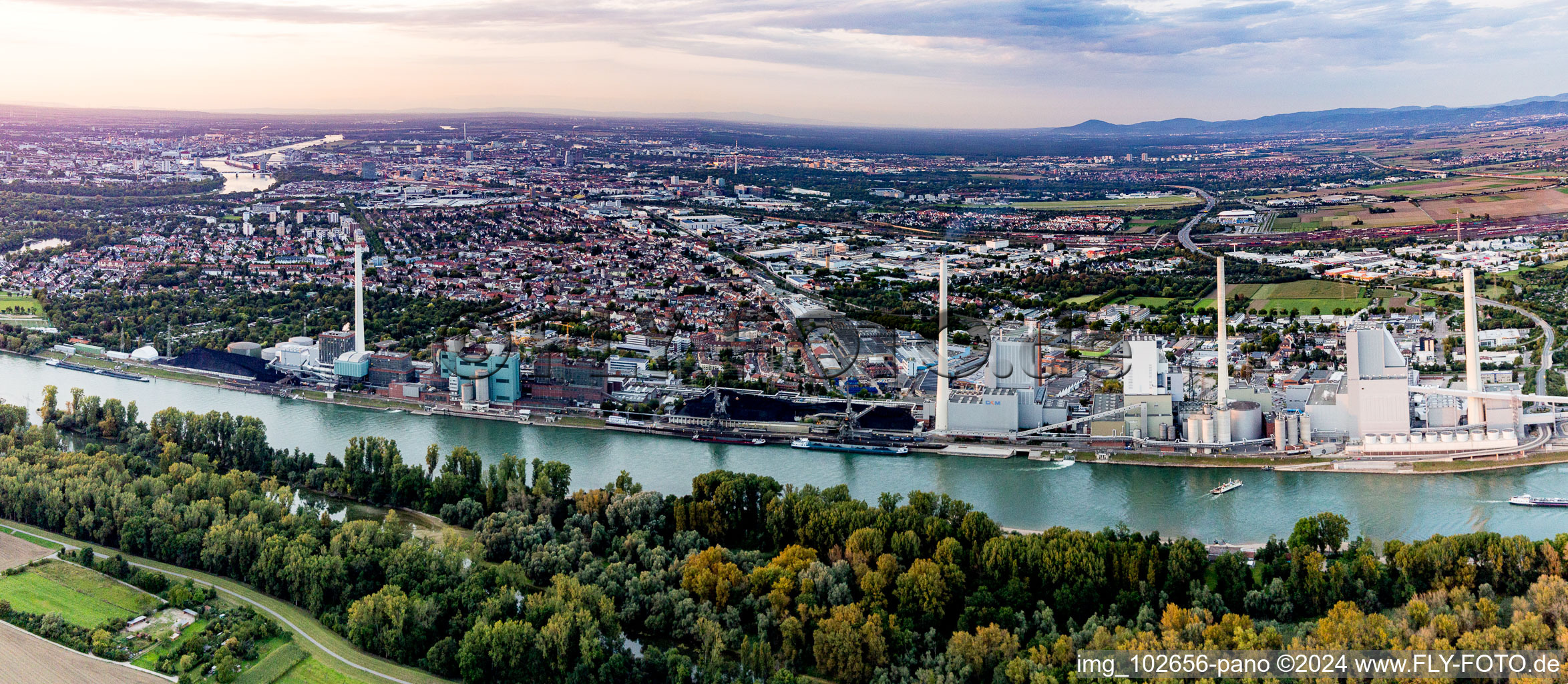 Large power plant Mannheim on the Rhine near Neckarau in the district Neckarau in Mannheim in the state Baden-Wuerttemberg, Germany