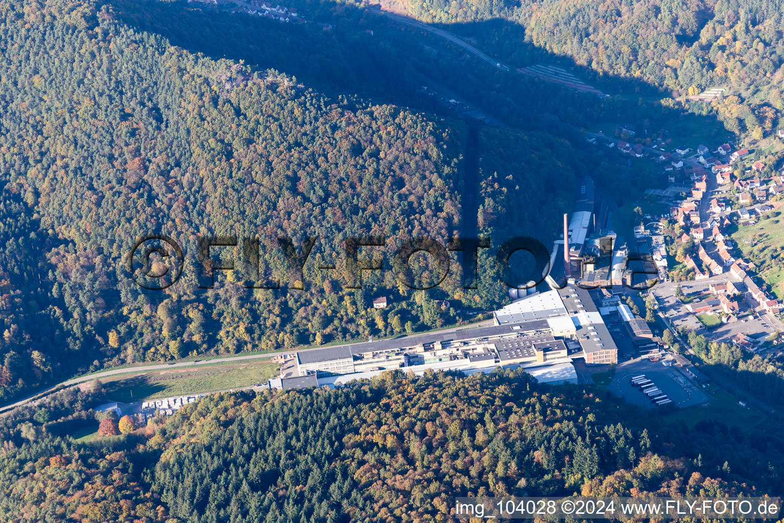 Oblique view of Building and production halls on the premises of Kartonfabrik Buchmann GmbH in the district Sarnstall in Annweiler am Trifels in the state Rhineland-Palatinate, Germany