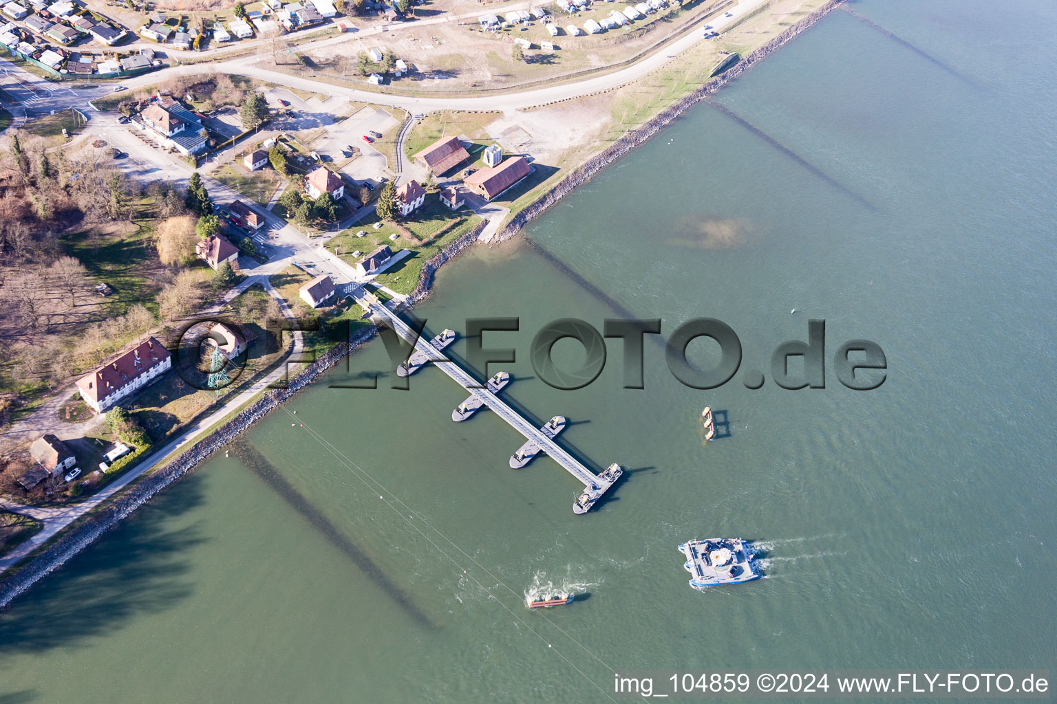 Seltz/Plittersdorf: Solar ferry across the Rhine in the district Plittersdorf in Rastatt in the state Baden-Wuerttemberg, Germany