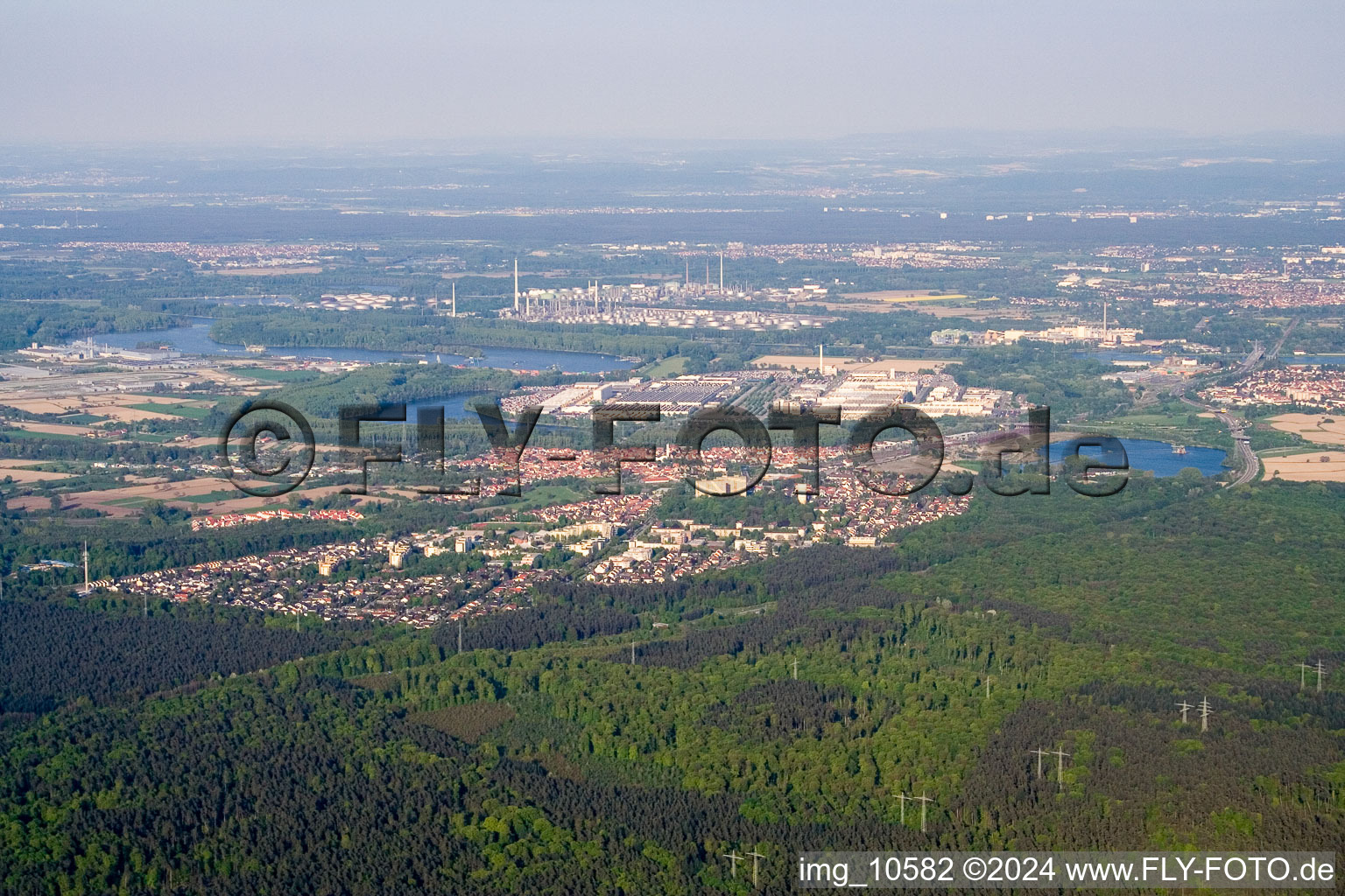 From the southwest in the district Büchelberg in Wörth am Rhein in the state Rhineland-Palatinate, Germany