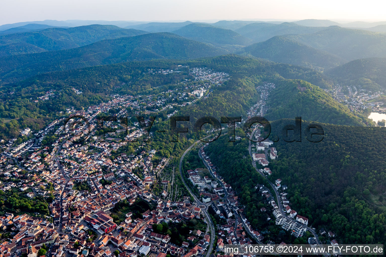 From the west in the district Hausen in Bad Dürkheim in the state Rhineland-Palatinate, Germany