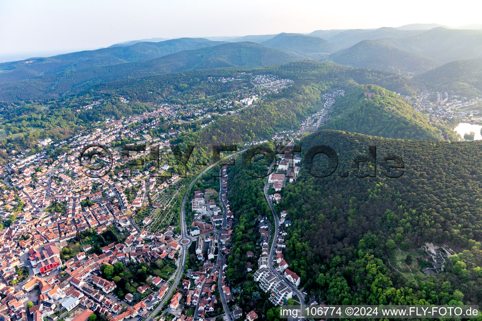 From the west in the district Grethen in Bad Dürkheim in the state Rhineland-Palatinate, Germany