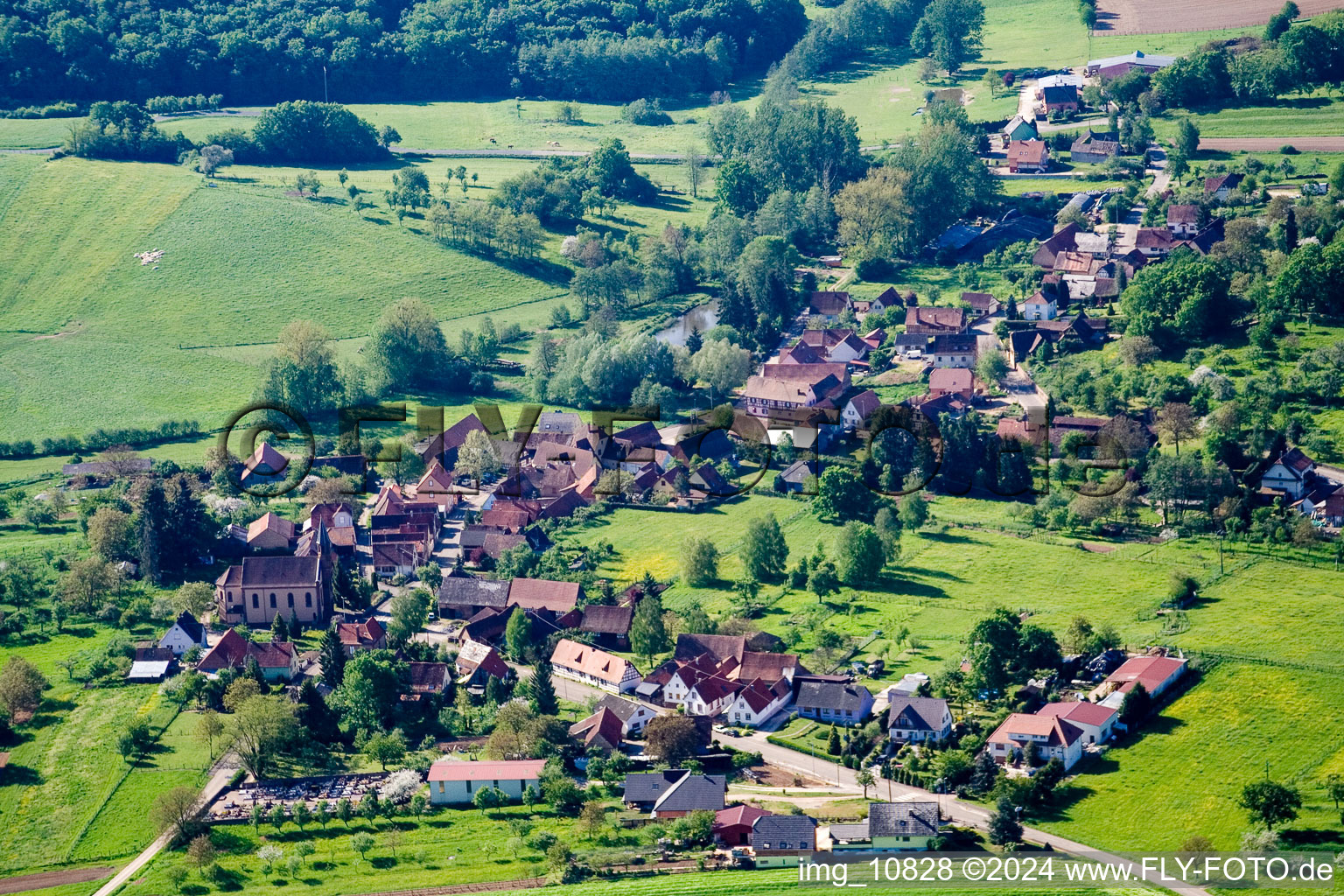 Village - view on the edge of agricultural fields and farmland in Eberbach-près-Wœrth in Grand Est, France