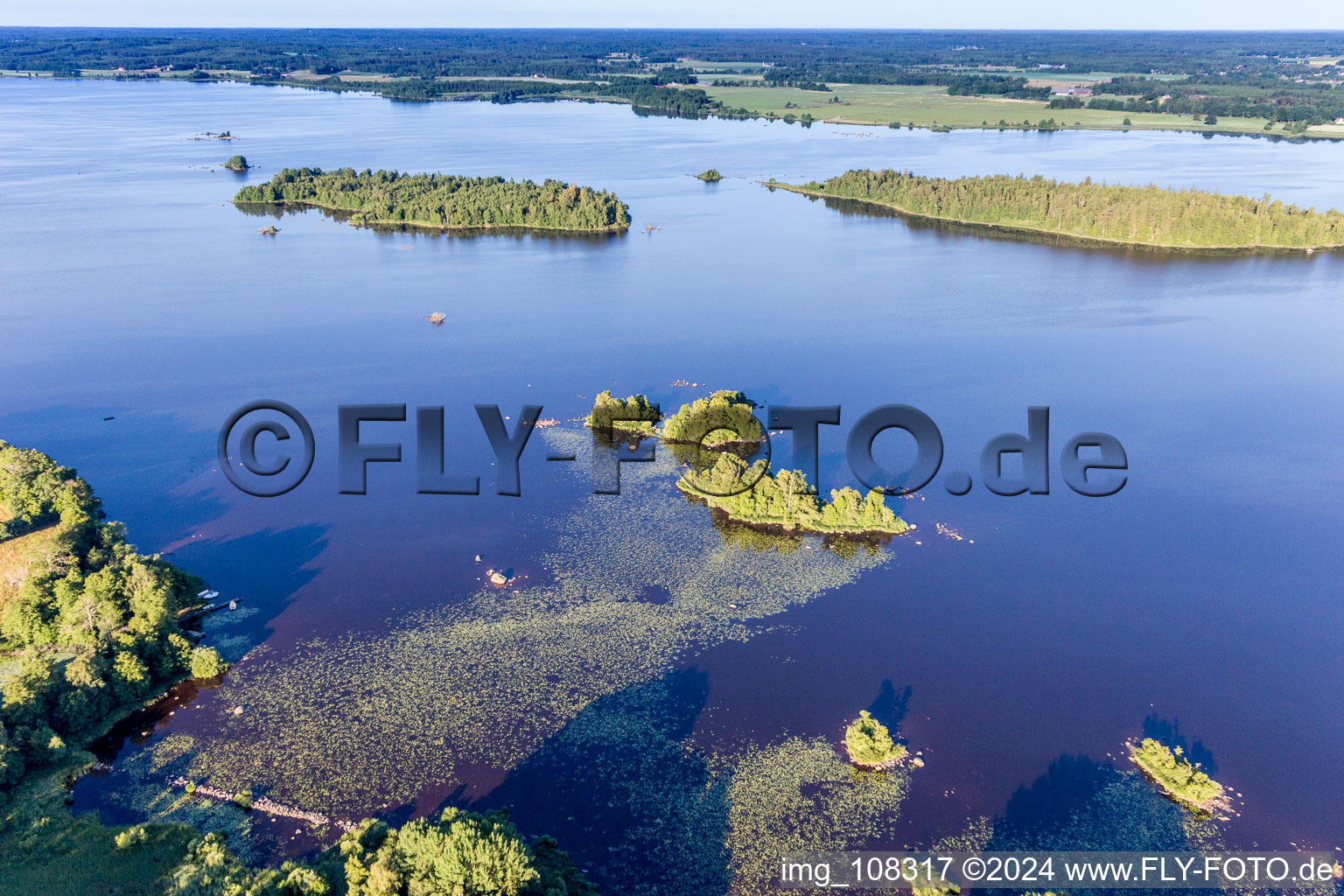 Islands in Lake Åsnen near Skäggalösa in Småland in Skäggalösa in the state Kronoberg, Sweden