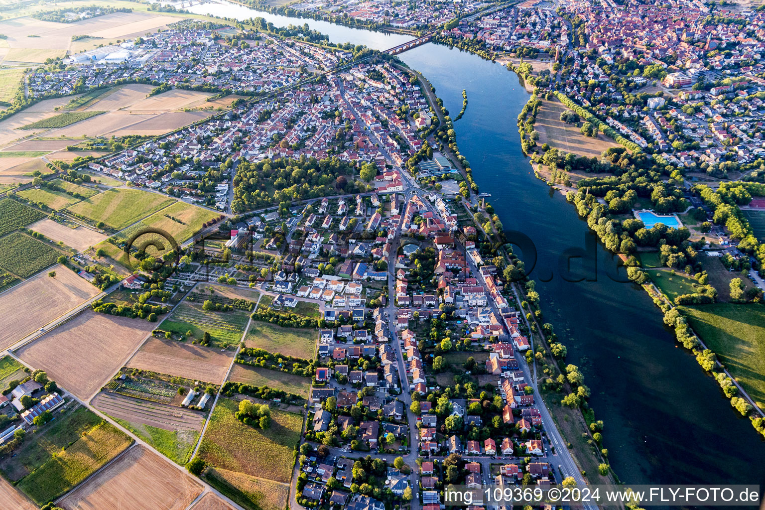 Town on the banks of the river of the river Neckar in Edingen-Neckarhausen in the state Baden-Wurttemberg, Germany