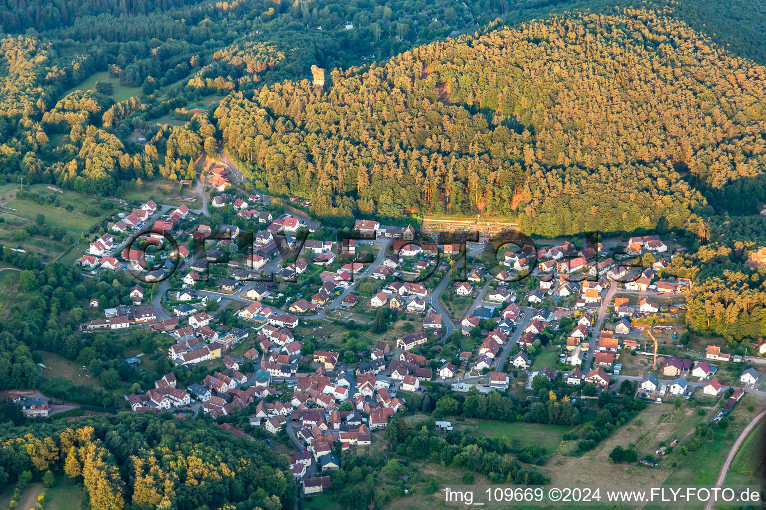 From the east in the district Stein in Gossersweiler-Stein in the state Rhineland-Palatinate, Germany