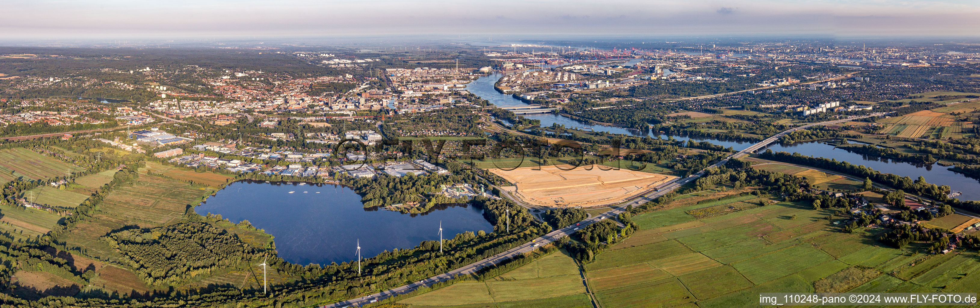 Town on the banks of the river of Southern Elbe in the district Harburg in Hamburg, Germany