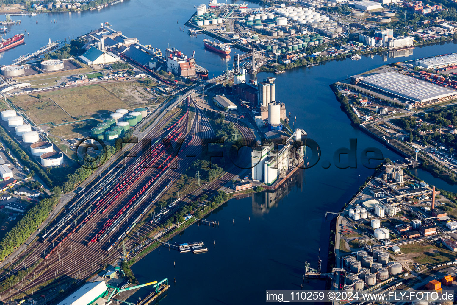 Marshalling yard and freight station of the Deutsche Bahn at the Schluisgroven haven in Hamburg, Germany