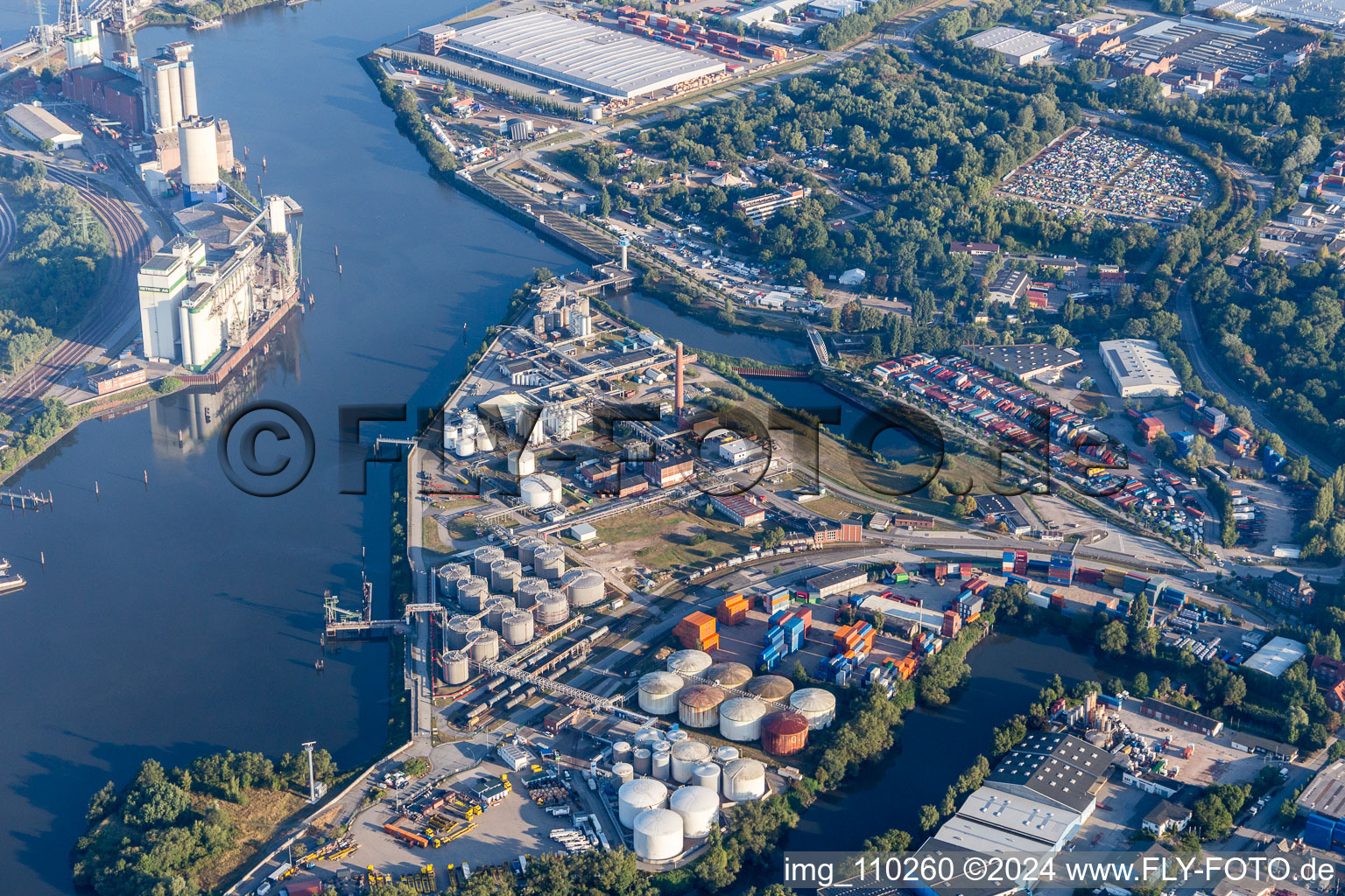 Oil - tanks of UNITAINER Trading GmbH on Schluisgrove-Haven in Hamburg, Germany