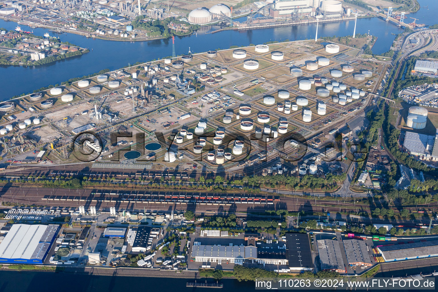 Mineral oil - tanks of Shell Technology Centre Hamburg on the sourthern Elbe in Hamburg, Germany