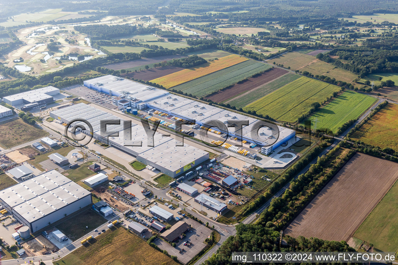 Building complex and grounds of the logistics center Amazon Logistik Winsen GmbH - HAM2 in Winsen (Luhe) in the state Lower Saxony, Germany