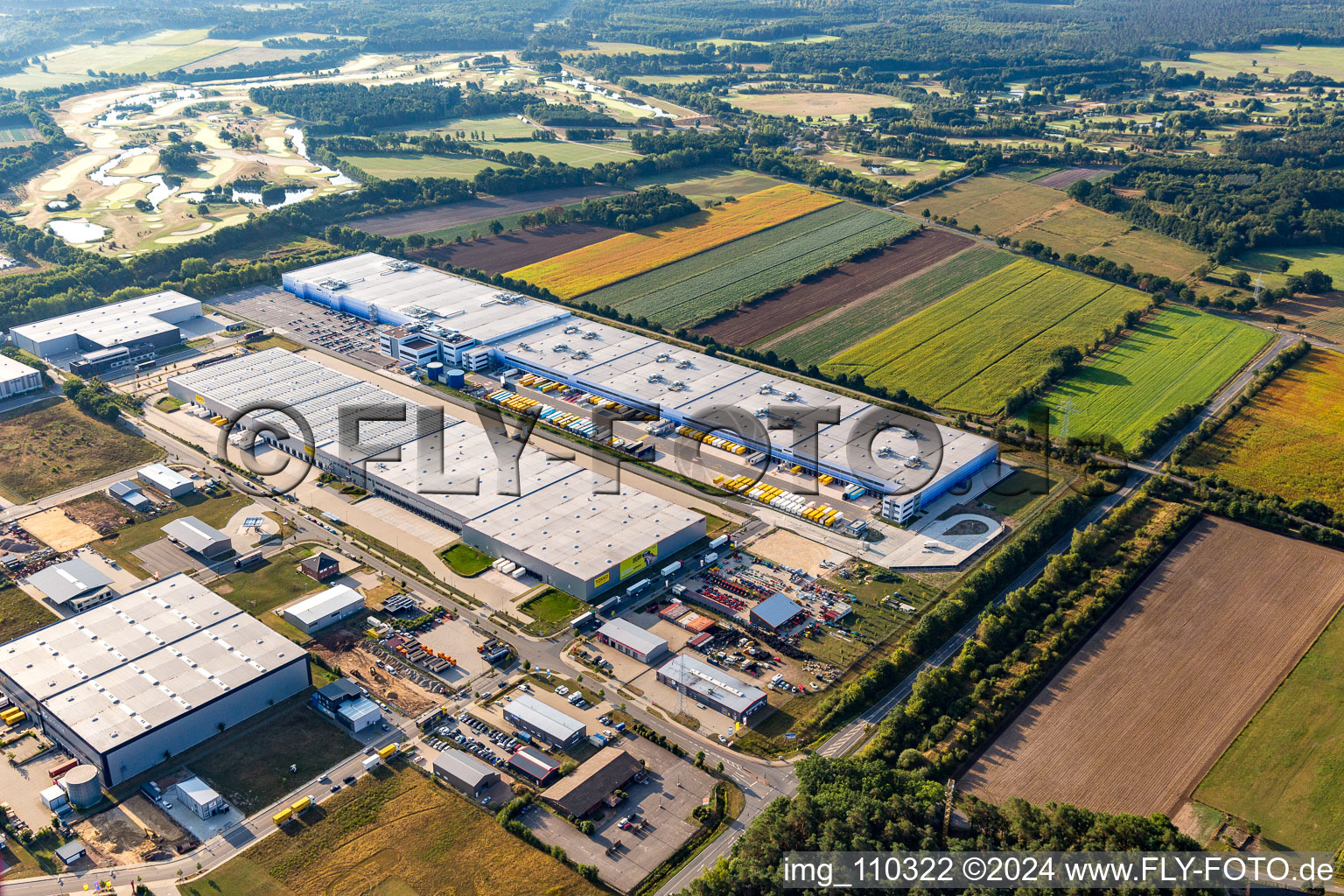 Building complex and grounds of the logistics center Amazon Logistik Winsen GmbH - HAM2 in Winsen (Luhe) in the state Lower Saxony, Germany