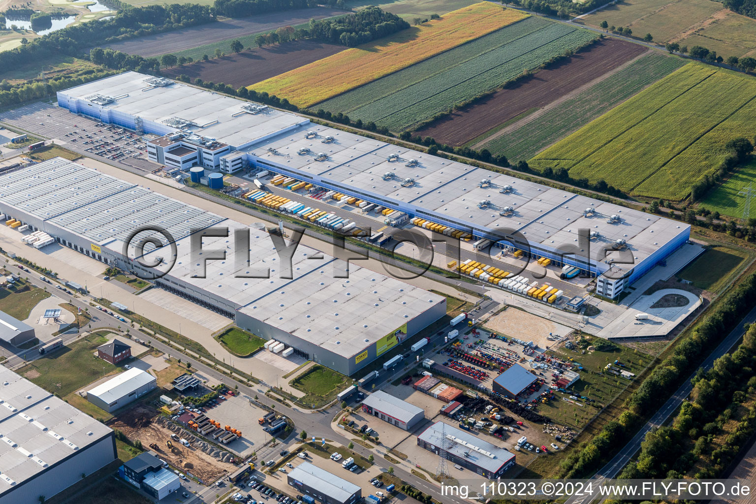 Aerial view of Building complex and grounds of the logistics center Amazon Logistik Winsen GmbH - HAM2 in Winsen (Luhe) in the state Lower Saxony, Germany