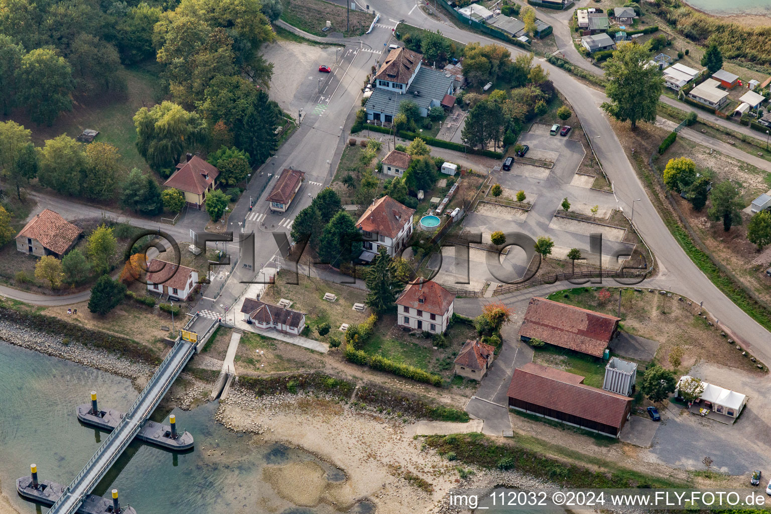 Aerial view of Seltz/Plittersdorf: Solar ferry across the Rhine in the district Plittersdorf in Rastatt in the state Baden-Wuerttemberg, Germany