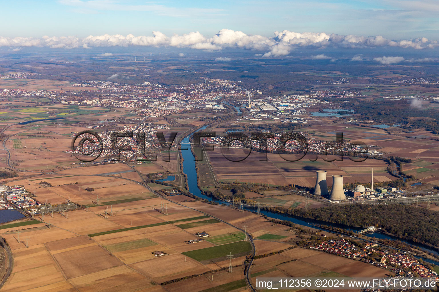 Town on the banks of the river of Main between Bergrheinfeld and dem stillgelegten KKW in Grafenrheinfeld in the state Bavaria, Germany