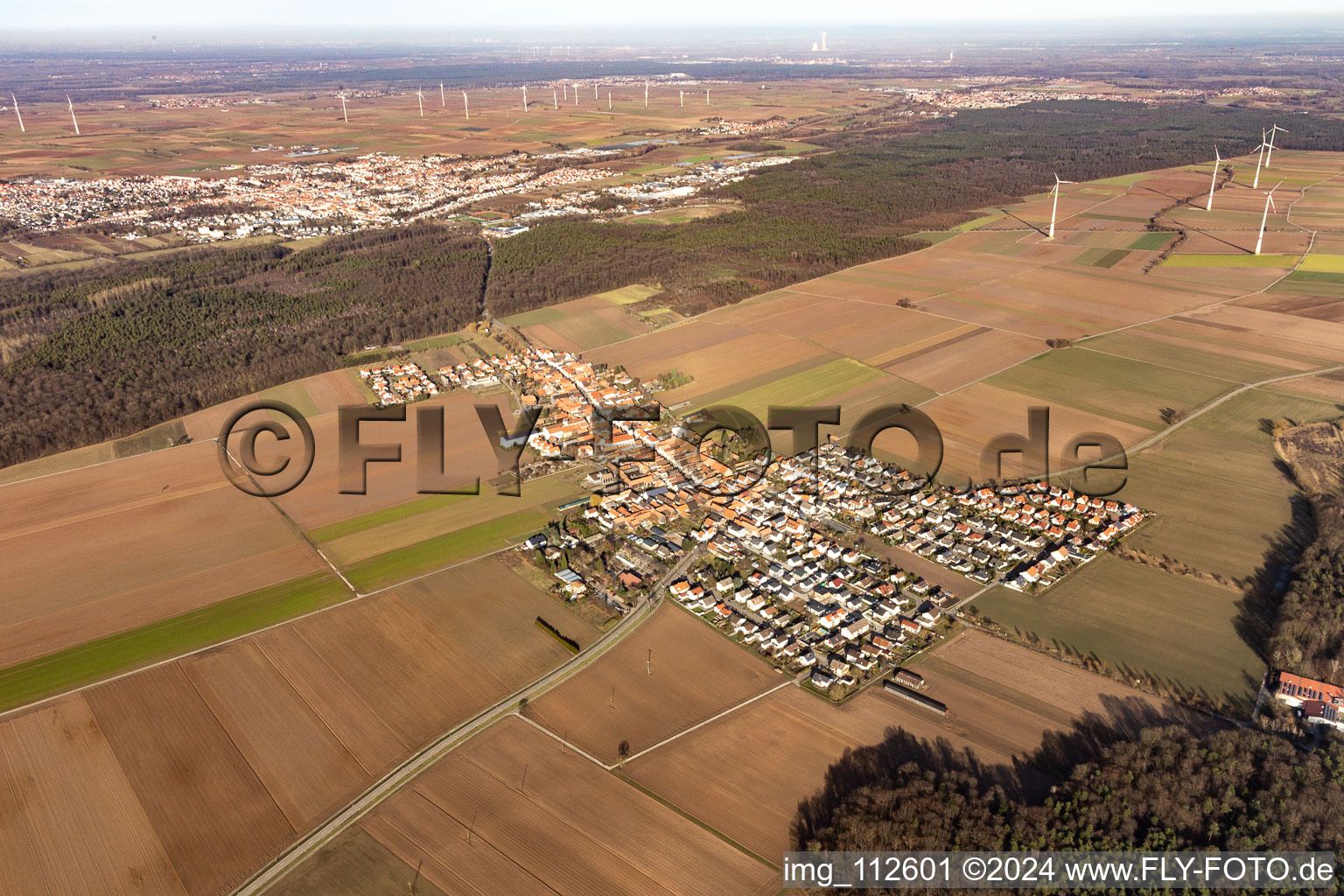 Village - view on the edge of agricultural fields and farmland in the district Hayna in Herxheim bei Landau (Pfalz) in the state Rhineland-Palatinate, Germany