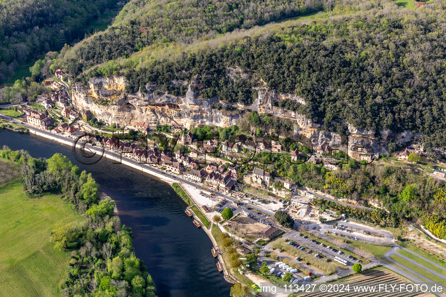 Town on the banks of the river of Dordogne with Chateau de la Malartrie in La Roque-Gageac in Nouvelle-Aquitaine, France