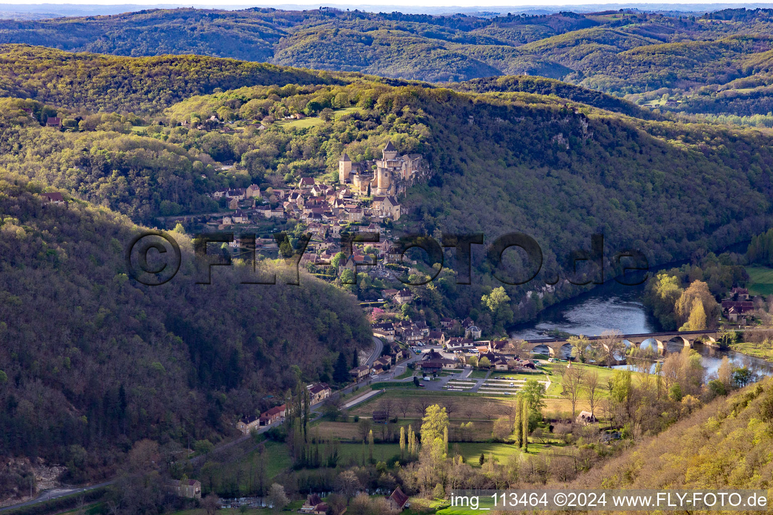 Chateau de Castelnaud-la Chapelle over the Dordogne Bridge in Castelnaud-la-Chapelle in the state Dordogne, France