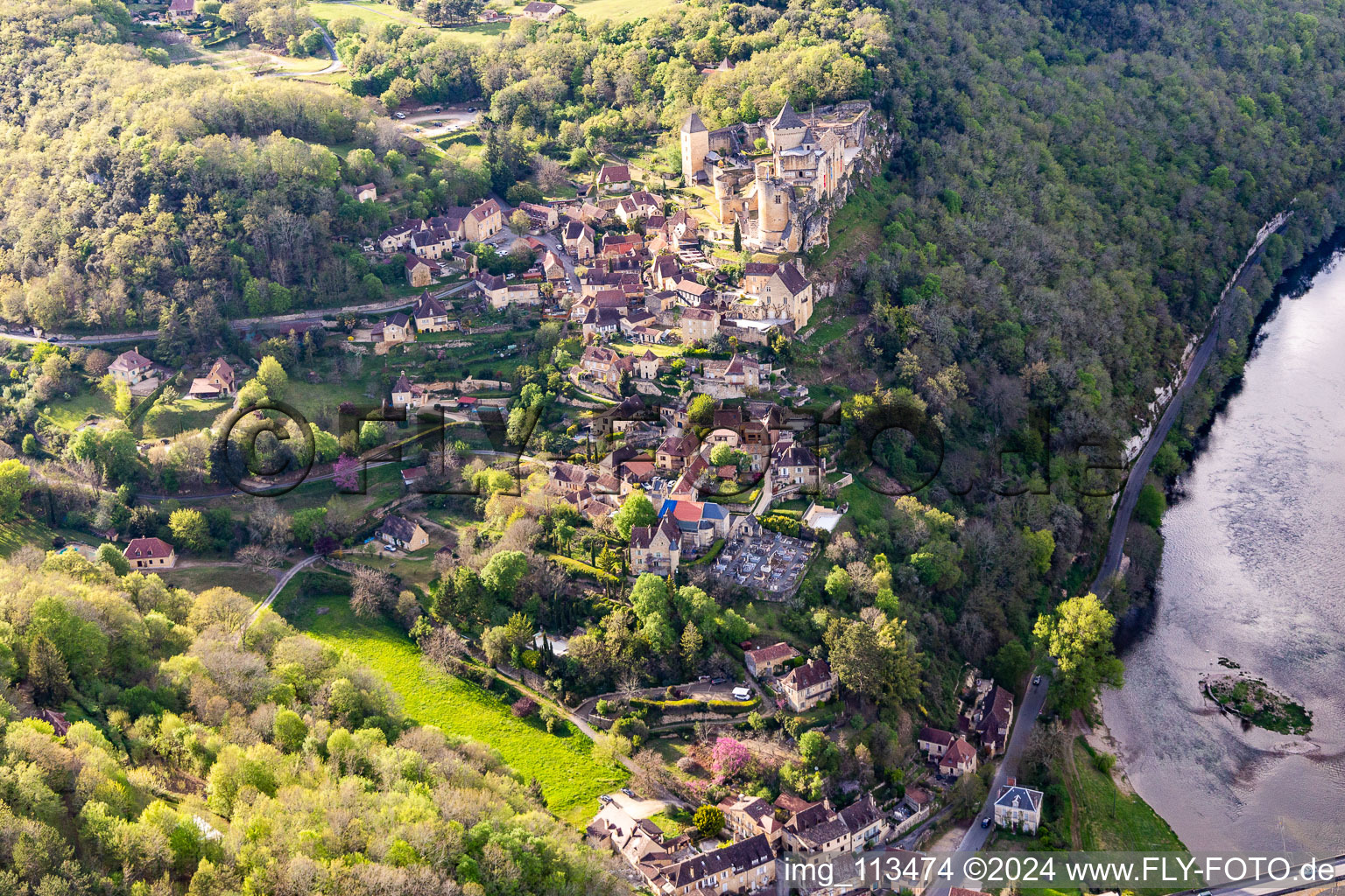 Chateau de Castelnaud-la Chapelle over the Dordogne Bridge in Castelnaud-la-Chapelle in the state Dordogne, France from above