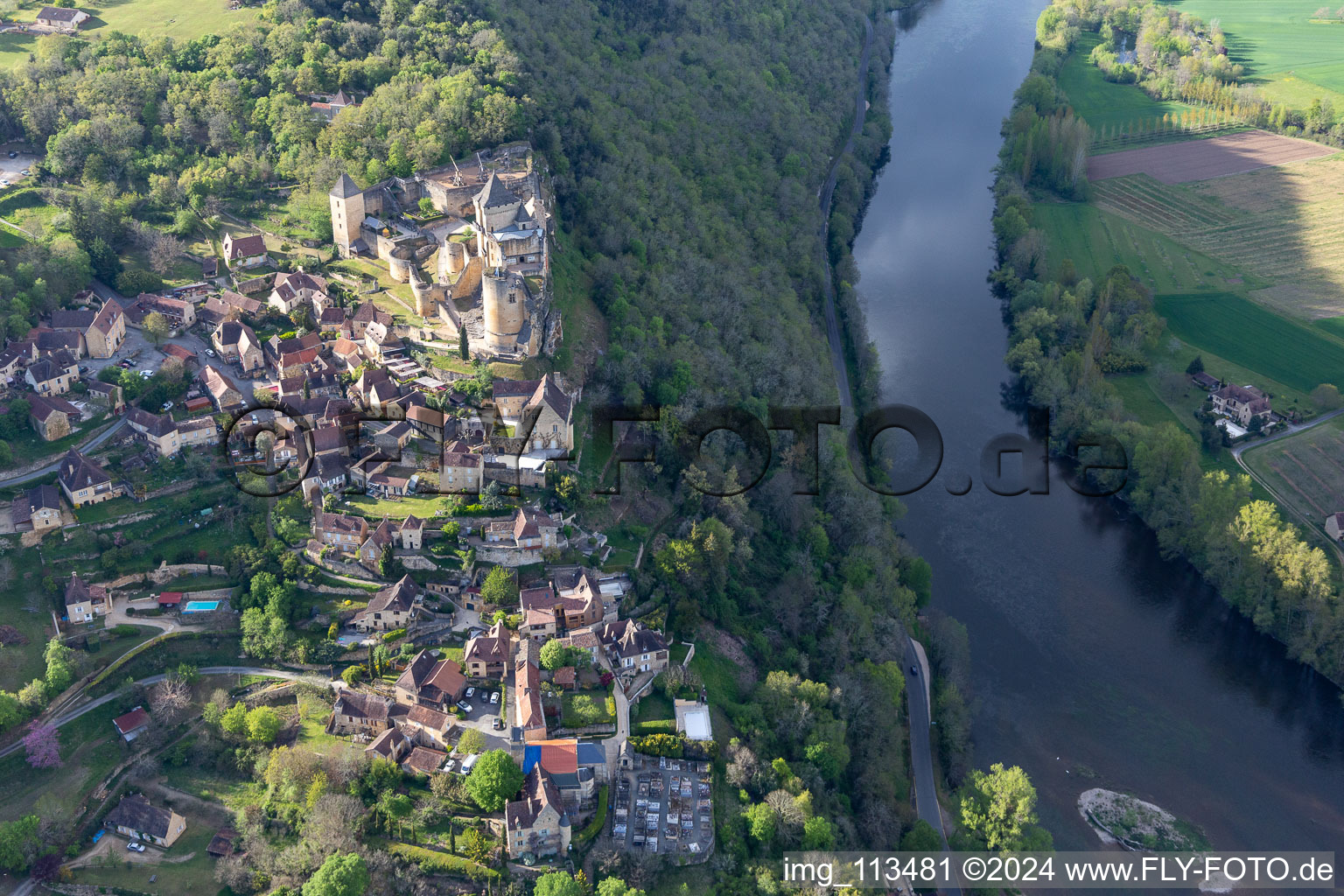 Chateau de Castelnaud-la Chapelle over the Dordogne Bridge in Castelnaud-la-Chapelle in the state Dordogne, France seen from above