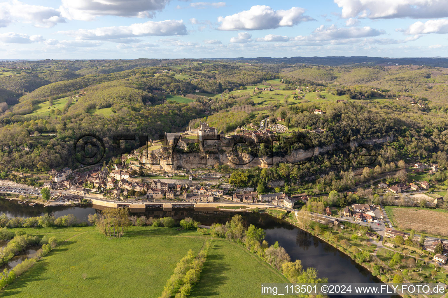 Château de Beynac in Beynac-et-Cazenac in the state Dordogne, France from above