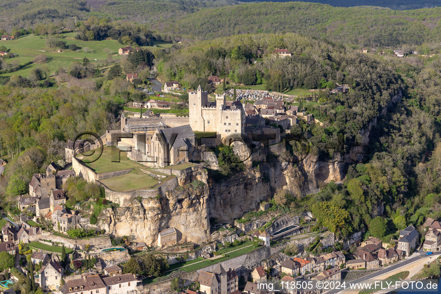 Château de Beynac in Beynac-et-Cazenac in the state Dordogne, France seen from above