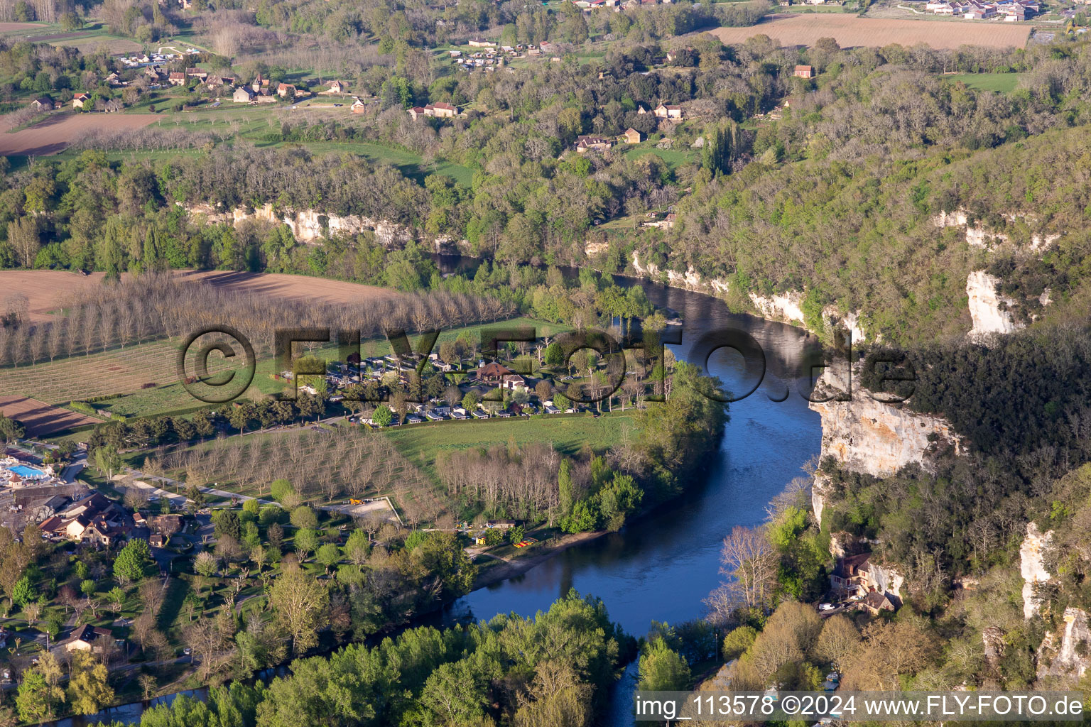 Oblique view of Camping Soleil-Plage on the Dordogne in Vitrac in the state Dordogne, France