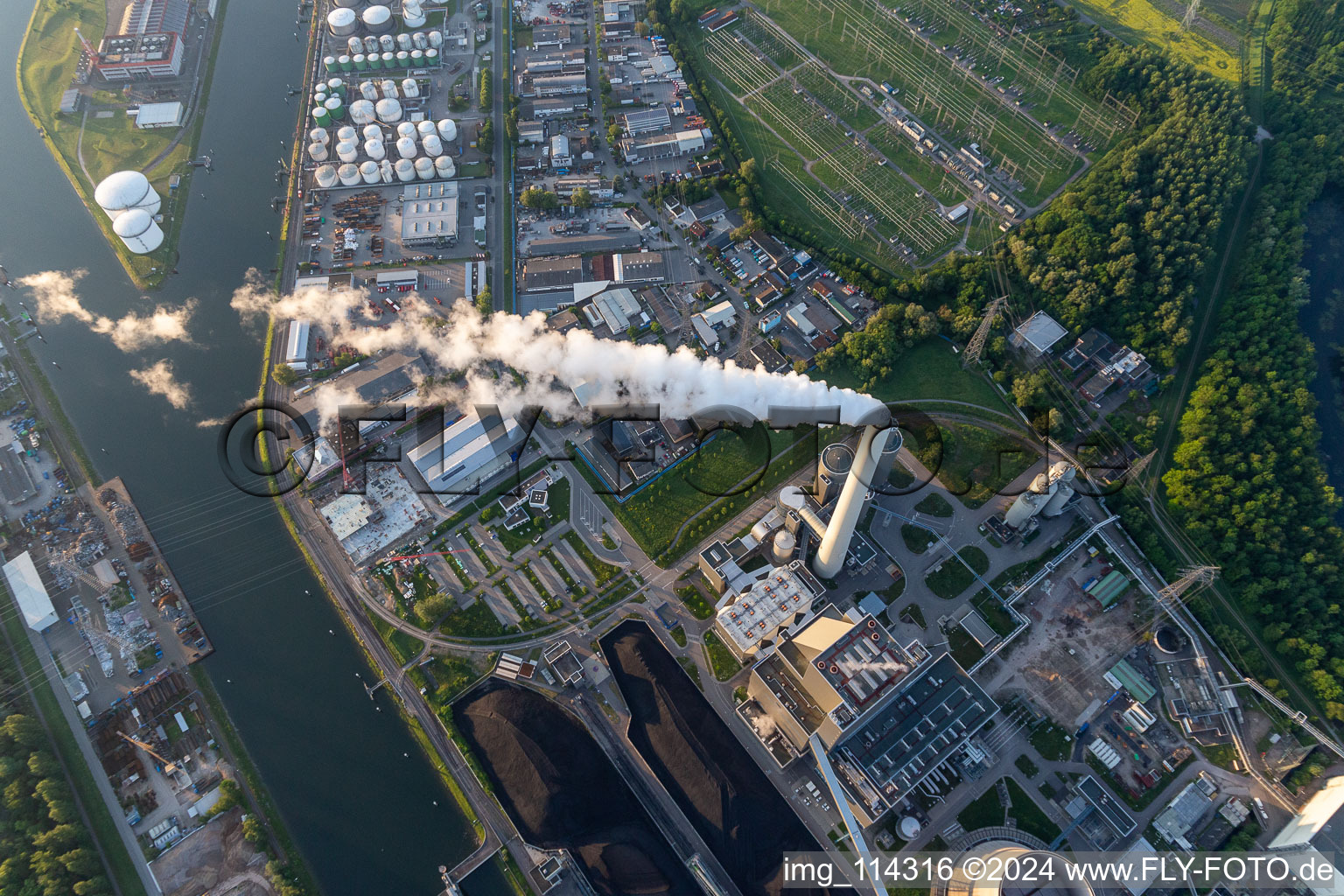 Power plants and exhaust towers of coal power station EnBW Energie Baden-Wuerttemberg AG, Rheinhafen-Dampfkraftwerk Karlsruhe in the district Daxlanden in Karlsruhe in the state Baden-Wurttemberg, Germany