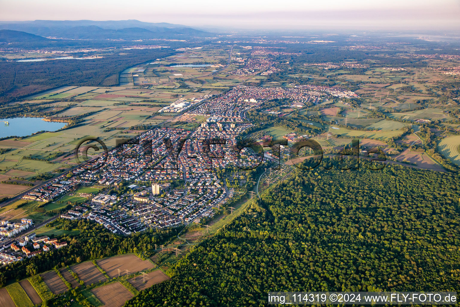 From the northwest in the district Forchheim in Rheinstetten in the state Baden-Wuerttemberg, Germany