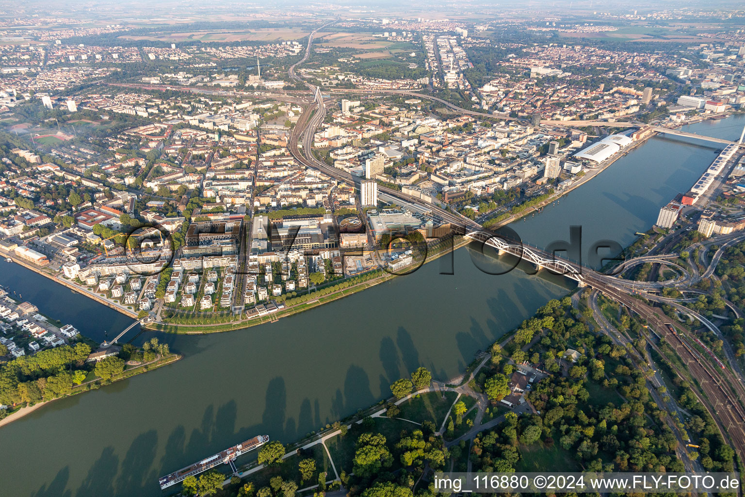 Living by the river, Rheinschanzenpromenade in the district Süd in Ludwigshafen am Rhein in the state Rhineland-Palatinate, Germany