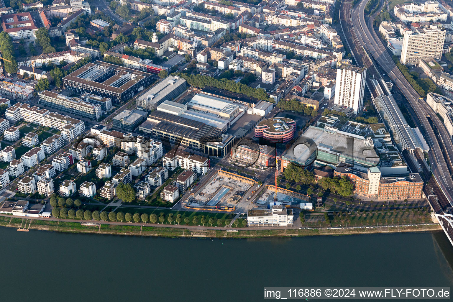 Living by the river, Rheinschanzenpromenade in the district Mitte in Ludwigshafen am Rhein in the state Rhineland-Palatinate, Germany