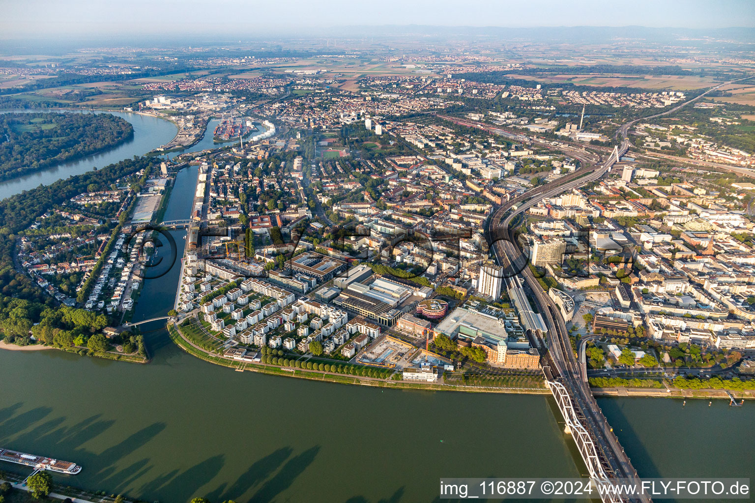 Residential area of the multi-family house settlement on Rheinpromenade - Rheinallee in Ludwigshafen am Rhein in the state Rhineland-Palatinate, Germany