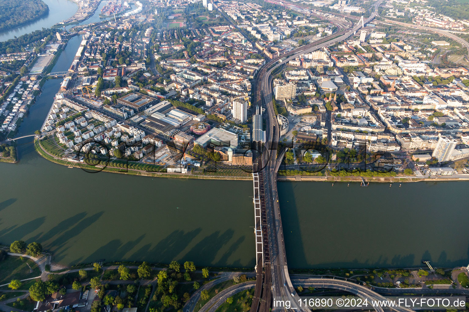 Aerial view of Residential area of the multi-family house settlement on Rheinpromenade - Rheinallee in Ludwigshafen am Rhein in the state Rhineland-Palatinate, Germany