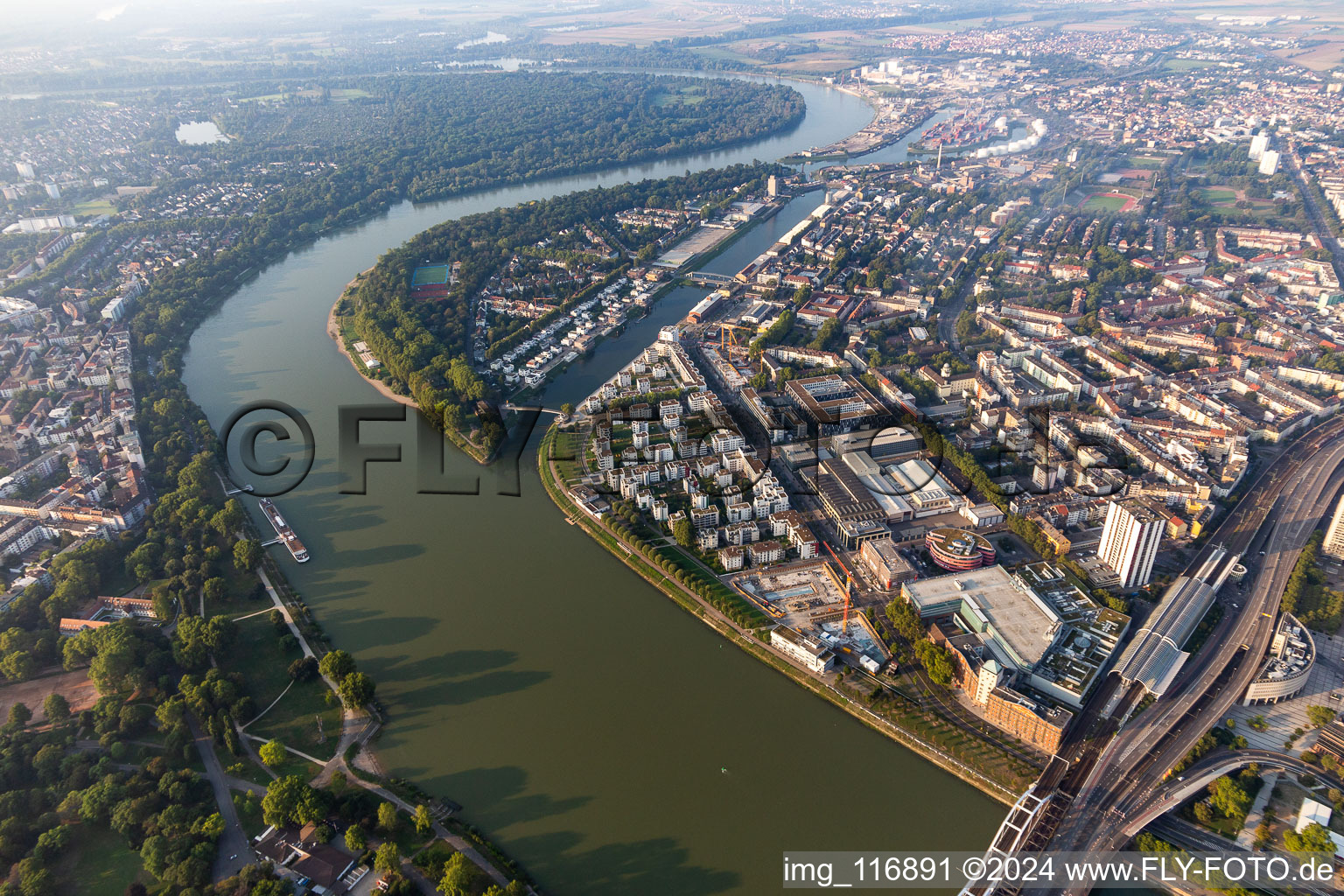 Aerial photograpy of Residential area of the multi-family house settlement on Rheinpromenade - Rheinallee in Ludwigshafen am Rhein in the state Rhineland-Palatinate, Germany