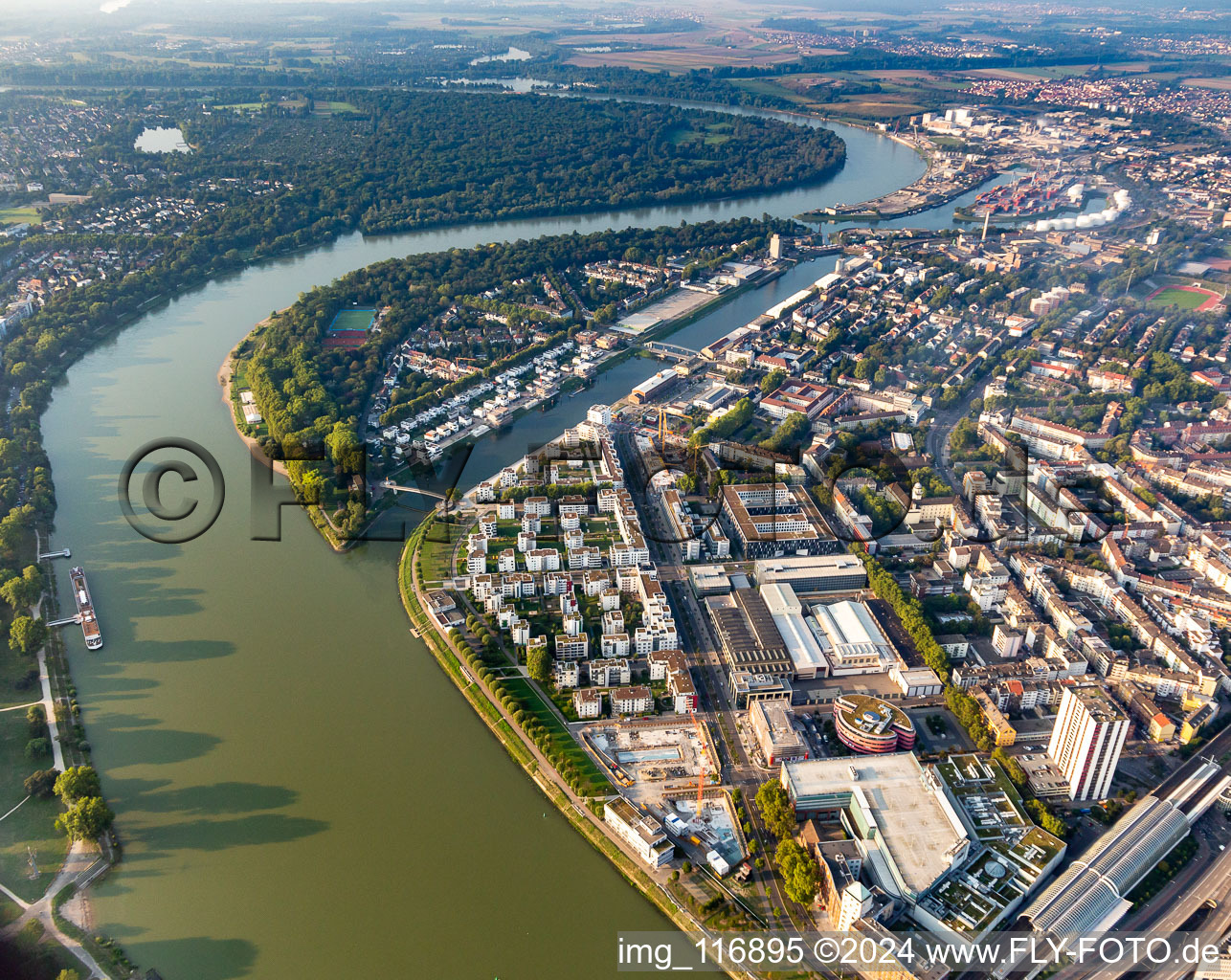 Oblique view of Residential area of the multi-family house settlement on Rheinpromenade - Rheinallee in Ludwigshafen am Rhein in the state Rhineland-Palatinate, Germany